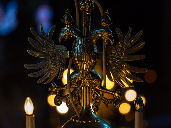 Chandelier figure of a double-headed crowned bird