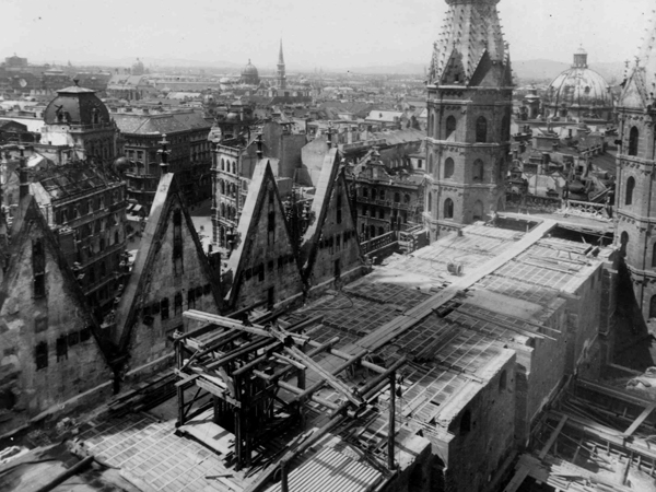 Black and white image of St. Stephen’s Cathedral without a roof
